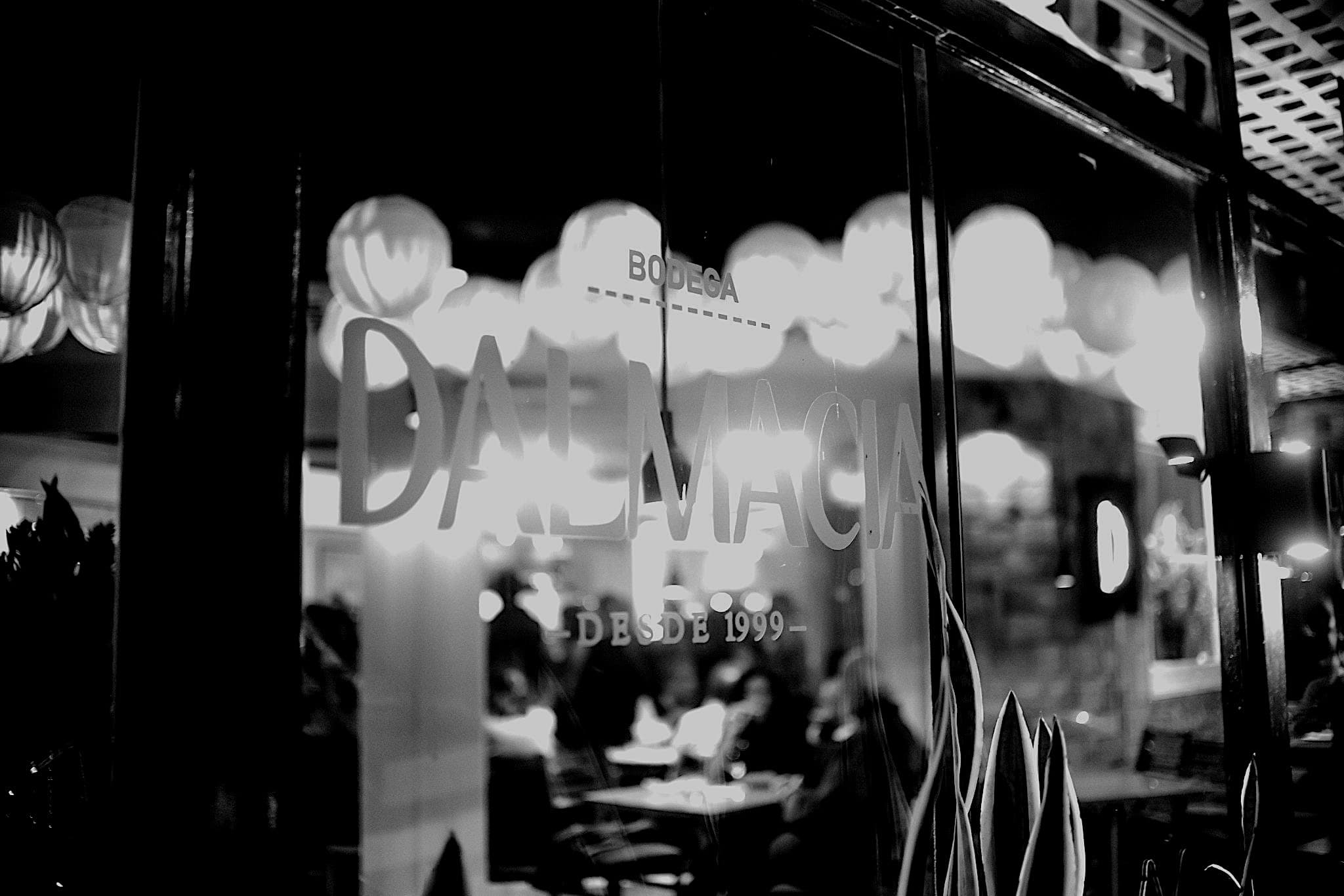 Salón principal de La Dalmacia, restaurante peruano en Miraflores
